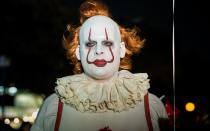 <p>... den gruseligen Pennywise aus "Es". Auch der Joker aus "Batman", Wonder Woman sowie Daenerys aus "Game of Thrones" waren in den vergangenen Jahren ebenfalls beliebte Popkultur-Outfits an Halloween. (Bild: iStock / shalunts)</p> 