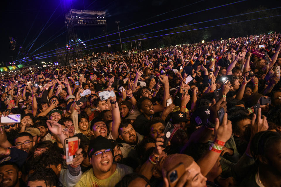 ARCHIVO - El público durante la actuación de Travis Scott en el Festival Astroworld en el parque NRG el viernes 5 de noviembre de 2021 en Houston. Casi dos años después de que 10 personas murieran aplastadas durante el festival Astroworld de 2021, no se han presentado cargos a pesar de que al menos algunas personas, incluidos los trabajadores, expresaron preocupaciones de seguridad sobre el evento.(Jamaal Ellis/Houston Chronicle via AP, archivo)