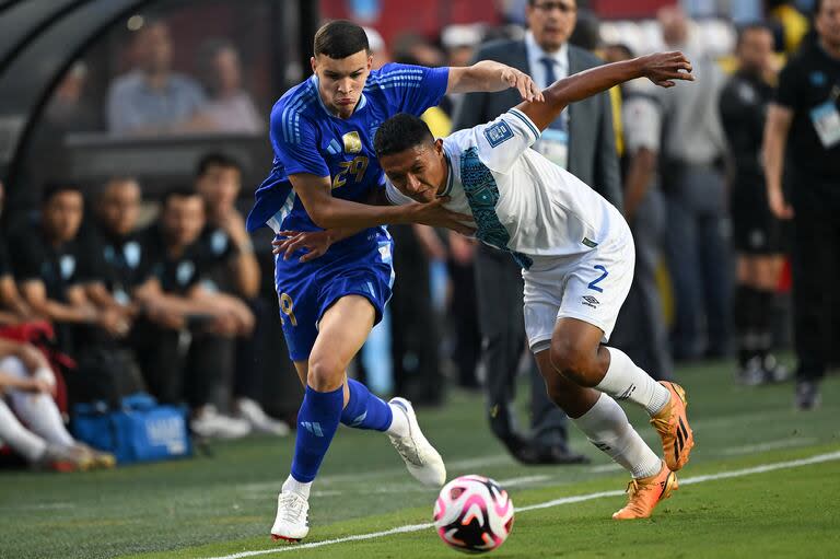 Valentin Carboni la tira larga y escapa de la marca de Jose Ardon durante el partido entre los seleccionados de Argentina y Guatemala en Washington.