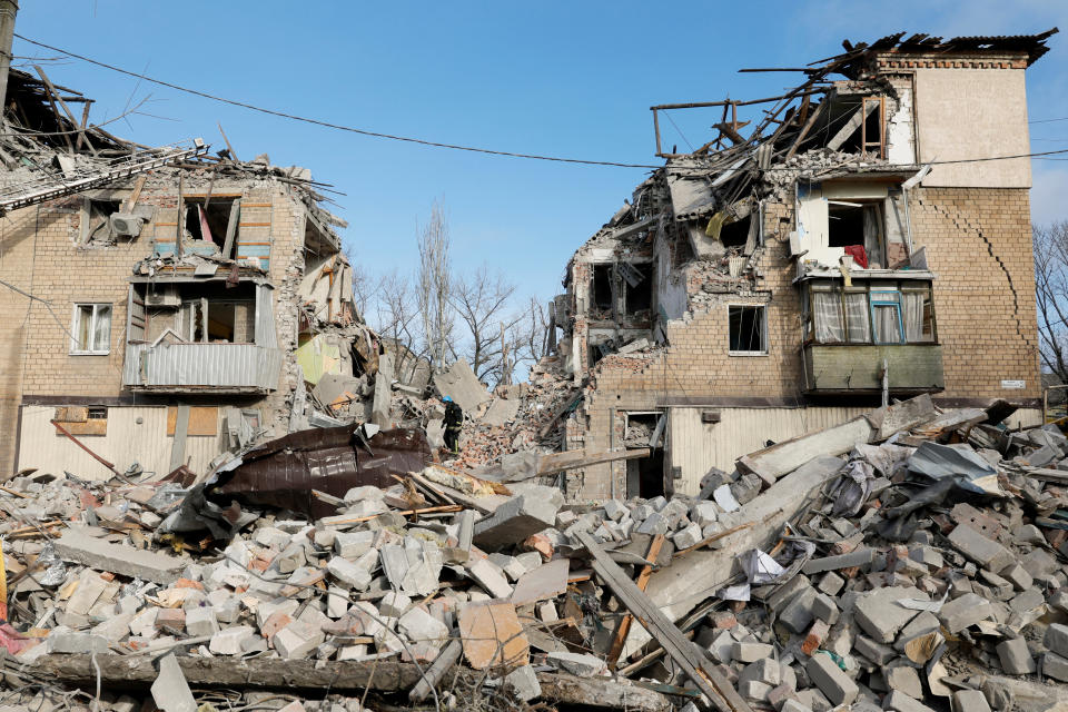 In der ostukrainischen Stadt Selydowe im Gebiet Donezk wurde den Behörden zufolge ein mehrstöckiges Wohnhaus von einer russischen Rakete getroffen. 