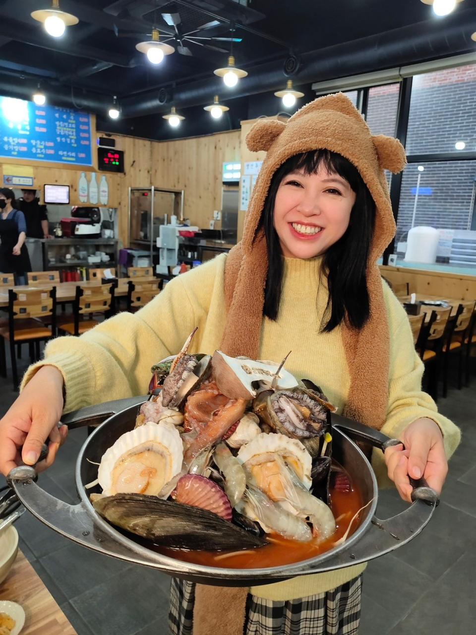 宛若韓劇場景的濟州島石頭屋建築「三姓穴海鮮湯」的海鮮鍋，光看就有痛風的fu呀。
