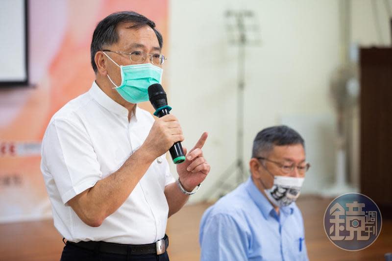 本土疫情持續延燒，台北市長柯文哲（右）及副市長蔡炳坤（左）都相繼確診。（本刊資料照）