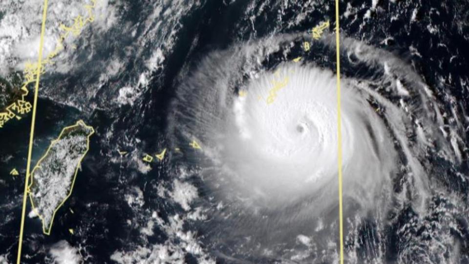 強颱軒嵐諾颱風眼清晰可見，持續增強。（圖／中央氣象局）