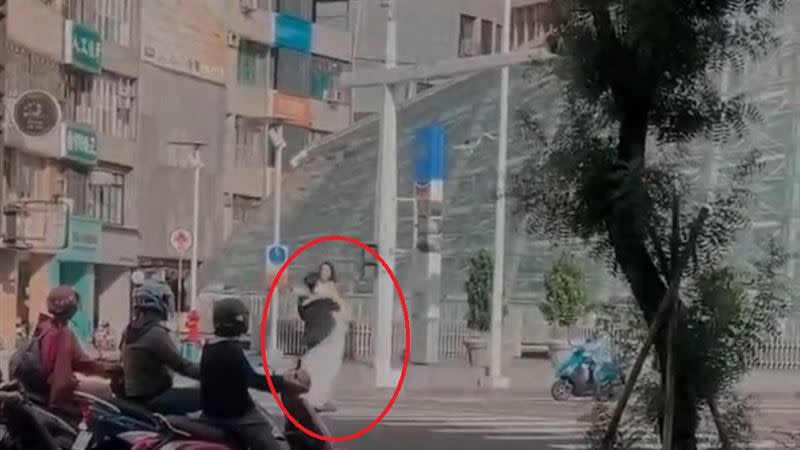新人在路口拍婚紗，目擊者批馬路如虎口，這種舉動太危險。（圖／翻攝自《社會新聞影音》）