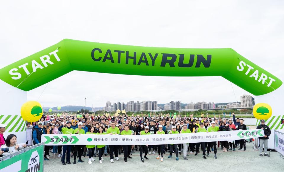 國泰世華銀行23日於新北市蘆洲微風運河舉辦「2023 Cathay Run」員工路跑活動，當日由國泰世華銀行董事長郭明鑑鳴槍，近3000名員工不畏清晨低溫奮力起跑。（國泰世華銀提供）