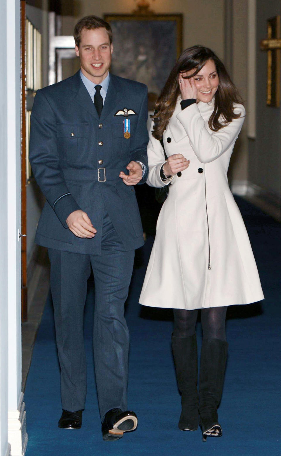 ARCHIVO - El príncipe Guillermo de Gran Bretaña y su novia Kate Middleton caminan en RAF Cranwell, Inglaterra, luego que Guillermo recibiera sus alas de la RAF de manos de su padre, el príncipe Carlos, el viernes 11 de abril de 2008. (Michael Dunlea, Pool Photo vía AP, archivo)