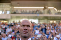Football Soccer - Alaves v Real Madrid - Spanish Liga BBVA - Mendizorroza, Vitoria, Spain - 29/10/16 Real Madrid coach Zinedine Zidane observes before the match. REUTERS/Vincent West