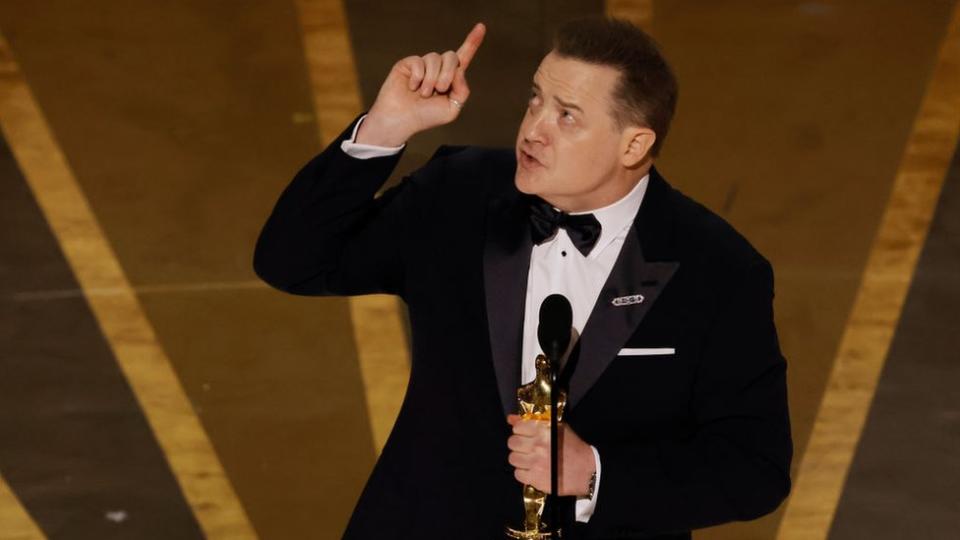 Brendan Fraser agradece el Oscar como mejor actor.