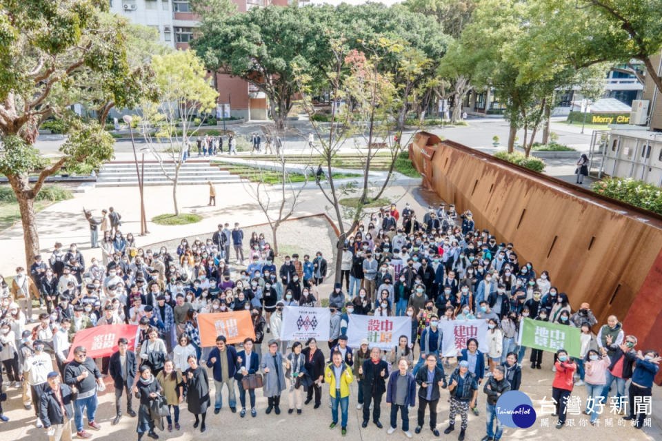 中原大學設計學院秉持「全人教育」精神及「跨領域視野」教育理念，培育設計人才。