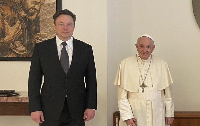 馬斯克曬出與教宗方濟各的合照。（翻攝 Elon Musk推特）