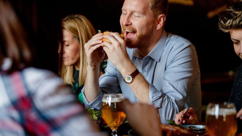 Gente comiendo en un pub