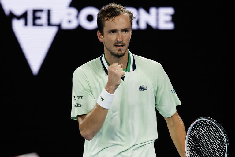 El ruso Daniil Medvedev festeja tras ganarle un punto al griego Stefanos Tsitsipas, durante la semifinal del Australian Open; el número dos del mundo se enfrentará en el partido decisivo con el español Rafael Nadal