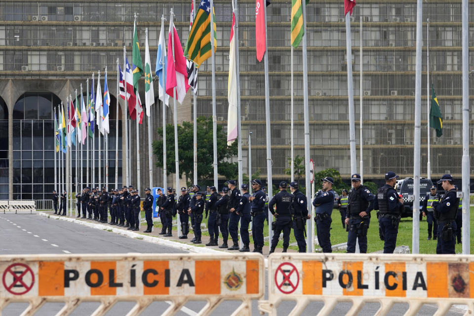 Elementos de las fuerzas militares afuera del Congreso de Brasil el lunes 8 de enero de 2024, en el aniversario de los disturbios a favor del expresidente Jair Bolsonaro, en Brasilia. (AP Foto/Eraldo Peres)