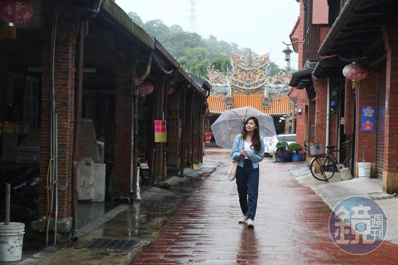 三坑老街平日清幽，大部分店家僅在週末營業，雨中走逛，另有一番樂趣。