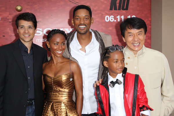 26 Jahre nach dem Wahnsinns-Erfolg von „Karate Kid“ boxte sich Will Smiths 11-jähriger Sohn Jaden als Kung-Fu-Schüler Dre durch das Remake. An das Original kommt die Neuauflage bei weitem nicht ran, dafür gab's auf dem roten Premieren-Teppich ein Wiedersehen mit dem einzig wahren „Karate Kid“ Ralph Macchio. (Bild: Getty Images)