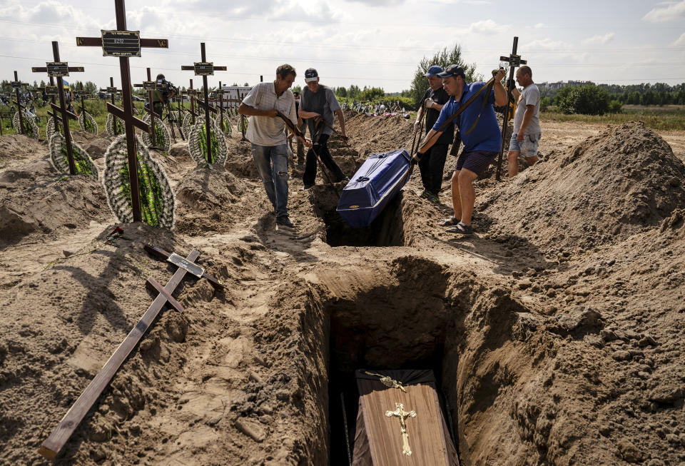 Los cuerpos de 21 personas no identificadas son enterrados en el cementerio de Bucha, Ucrania, el 17 de agosto de 2022. (Lynsey Addario/The New York Times)