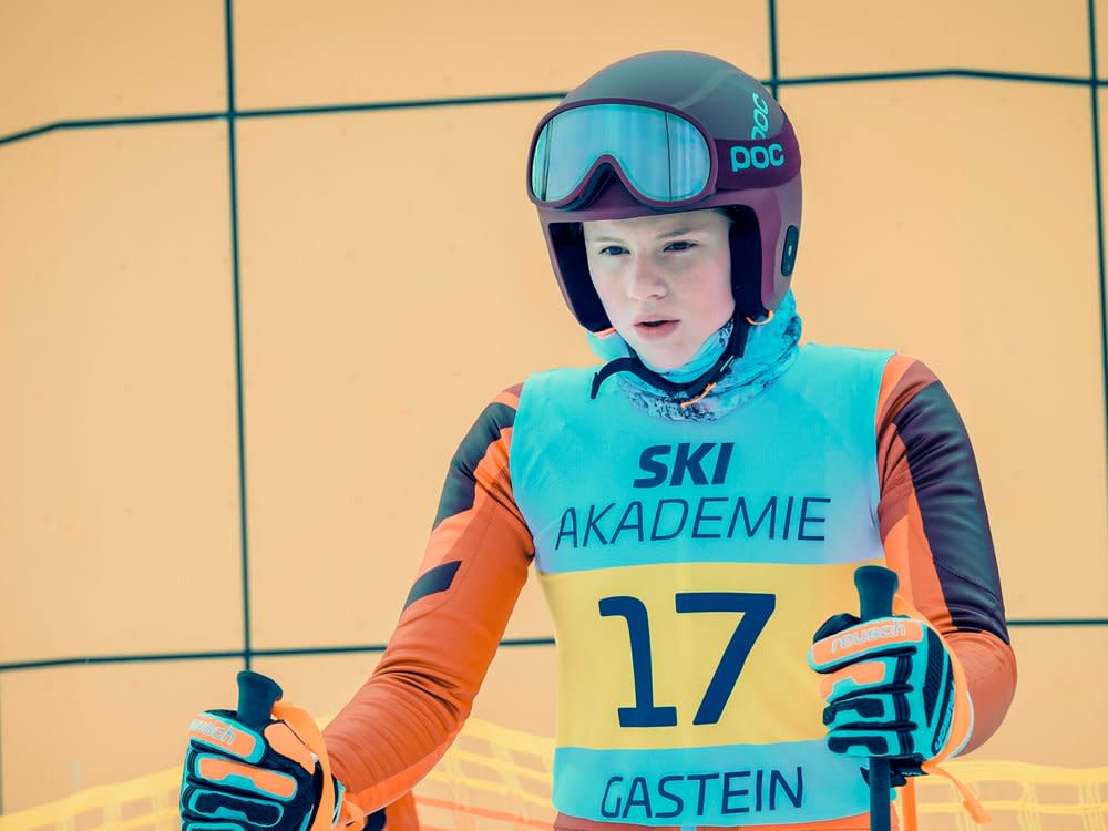 "School of Champions": Dani Strobl (Emilia Warenski) hat die erste Hürde am Elite-Internat in St. Geis genommen. (Bild: ORF/BR/SRF/Superfilm Filmproduktions GmbH/Stefanie Leo)