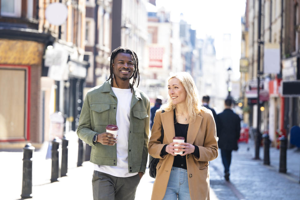 Two people on a 'zero date' over coffee (Photo: Getty Images)