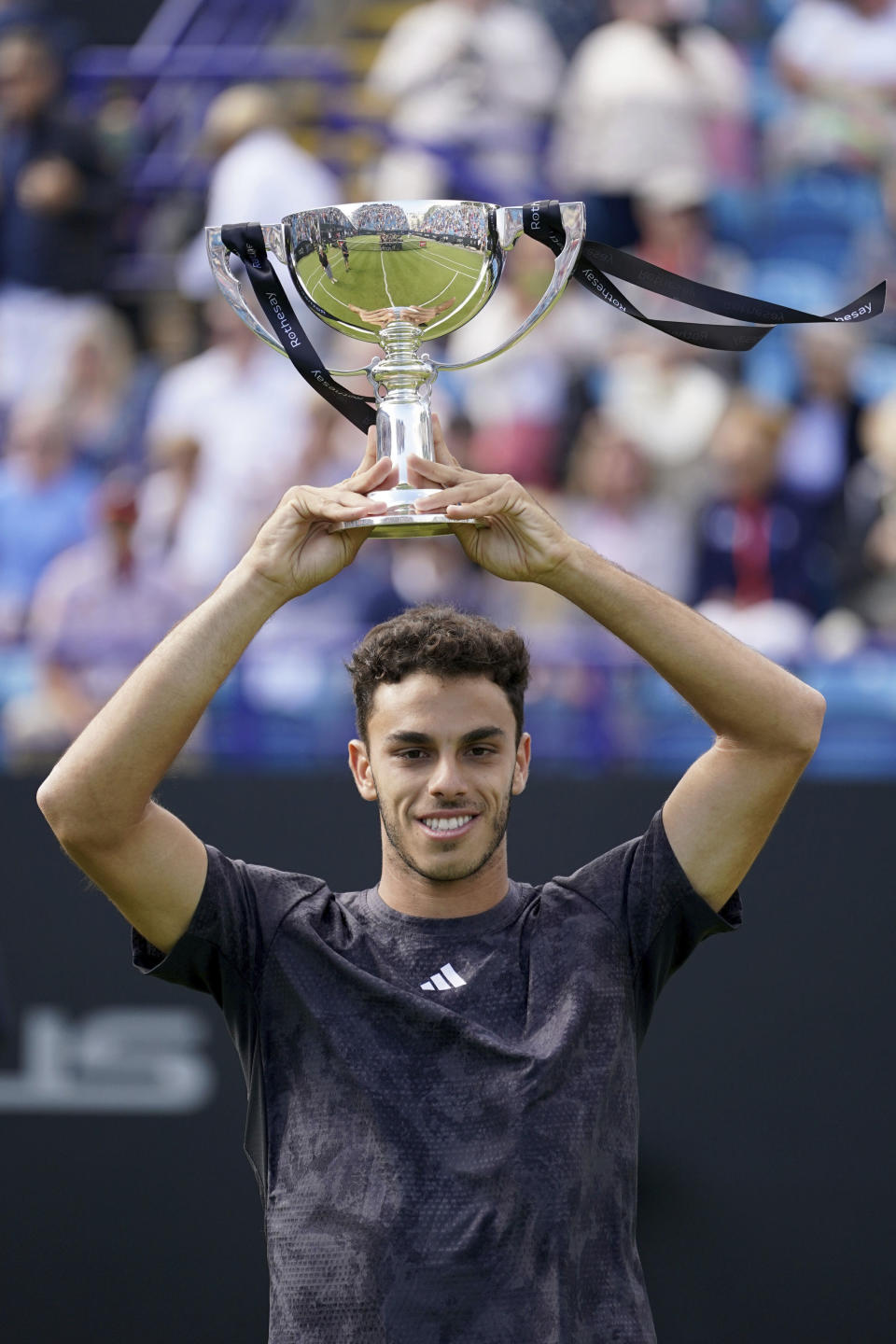 Francisco Cerúndolo alza el trofeo tras vencer Tommy Paul para conquistar el título del torneo de Eastbourne, el sábado 1 de julio de 2023. (Gareth Fuller/PA vía AP)