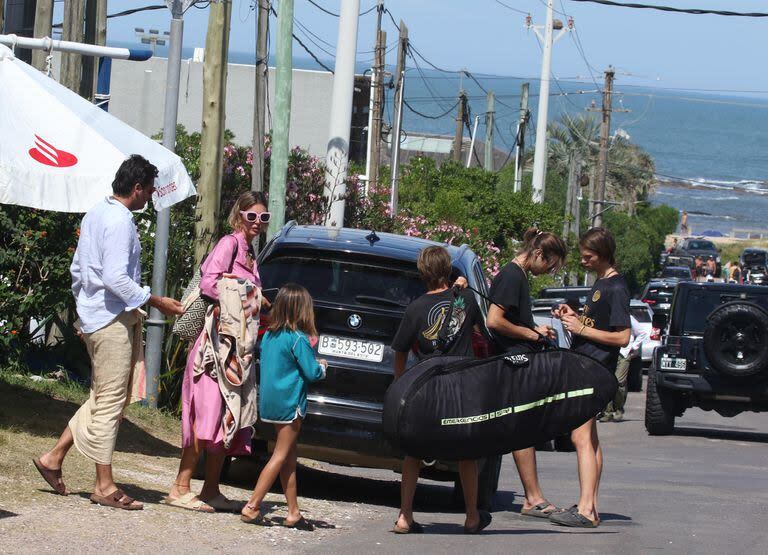 Dolores Barreiro, Santiago Gómez Romero y cuatro de los cinco hijos de la modelo se prepararon para divertirse en el mar