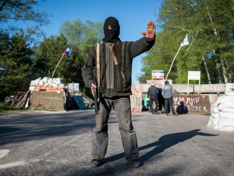 Ein prorussischer Separatriast an einer Straßensperre in der Ostukraine. Foto: Evbeniy Maloletka