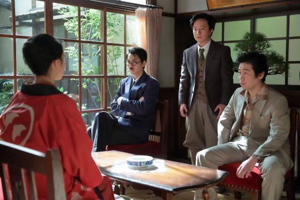NHK晨間劇《笑天家》描述日本最古老藝能公司「吉本興業」創辦人的生平故事，大野拓朗（左2）飾演漫才表演者。（網路圖片）