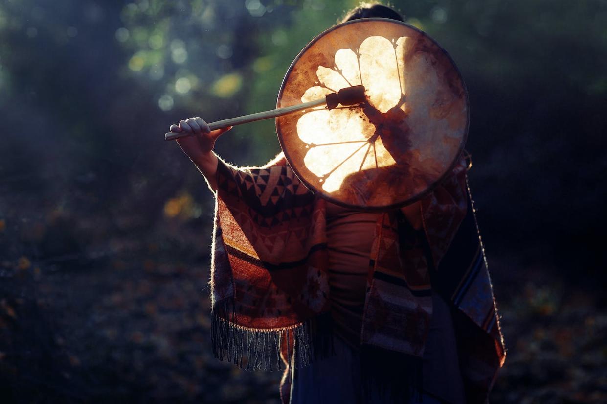 shutterstock <a href="https://www.shutterstock.com/es/image-photo/beautiful-shamanic-girl-playing-on-shaman-1581955969" rel="nofollow noopener" target="_blank" data-ylk="slk:Jozef Klopacka / Shutterstock;elm:context_link;itc:0;sec:content-canvas" class="link ">Jozef Klopacka / Shutterstock</a>