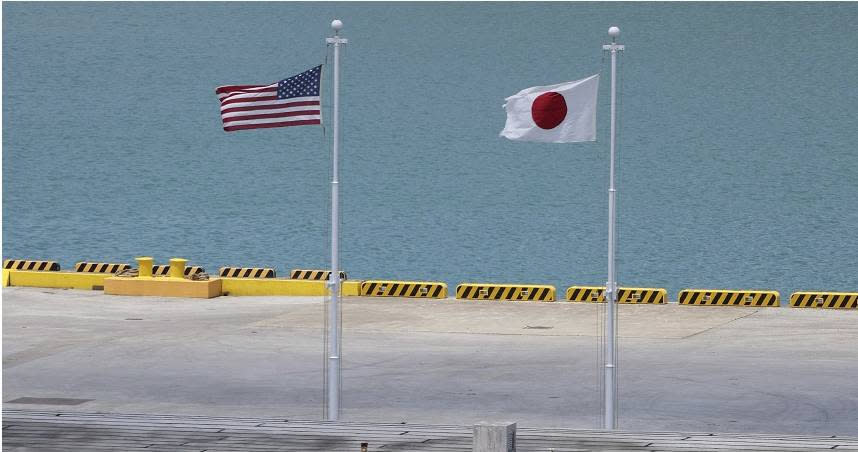 美國駐沖繩總領事館附近，疑似遭人放爆裂物。圖為那霸港的美國和日本國旗。（示意圖／達志／美聯社）