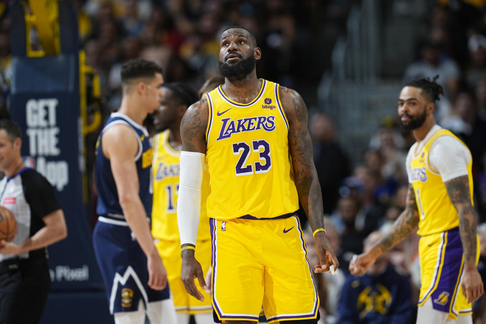 Los Angeles Lakers-aanvaller LeBron James (23) controleert het scorebord tijdens de eerste helft van Game 5 van de NBA basketbal eerste ronde playoff-serie tegen de Denver Nuggets, maandag 29 april 2024, in Denver.  (AP-foto/David Zalubowski)