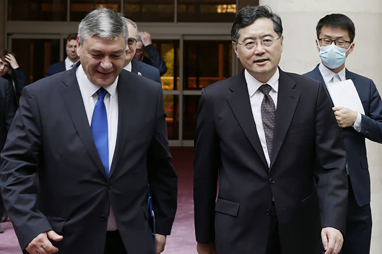 En esta fotografía publicada por el Ministerio de Relaciones Exteriores de China, el ministro de Exteriores chino Qin Gang, camina junto al viceministro de Exteriores ruso, Andrei Rudenko, en Pekín, el domingo 25 de junio de 2023. (Ministerio de Relaciones Exteriores de China vía AP)