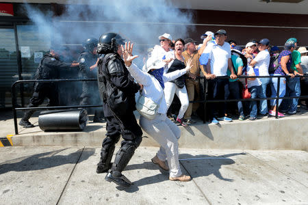 Riot police try to detain a protester during a march called "United for freedom" against Nicaraguan President Daniel Ortega in Managua, Nicaragua October 14, 2018.REUTERS/Oswaldo Rivas