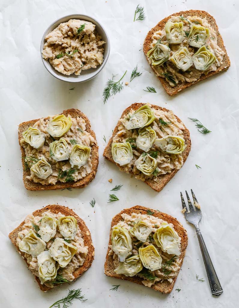 Tartines salées aux haricots blancs, ricotta et mini artichauts