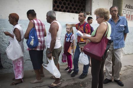 People queue outside a bakery in downtown Havana January 9, 2015. REUTERS/Alexandre Meneghini