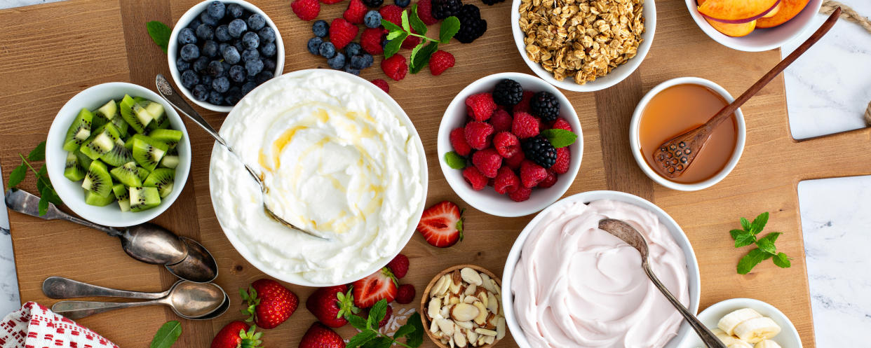Pur, mit Honig, Früchten oder Granola: Joghurt ist die perfekte Basis für ein protein- und kalziumreiches Frühstück.