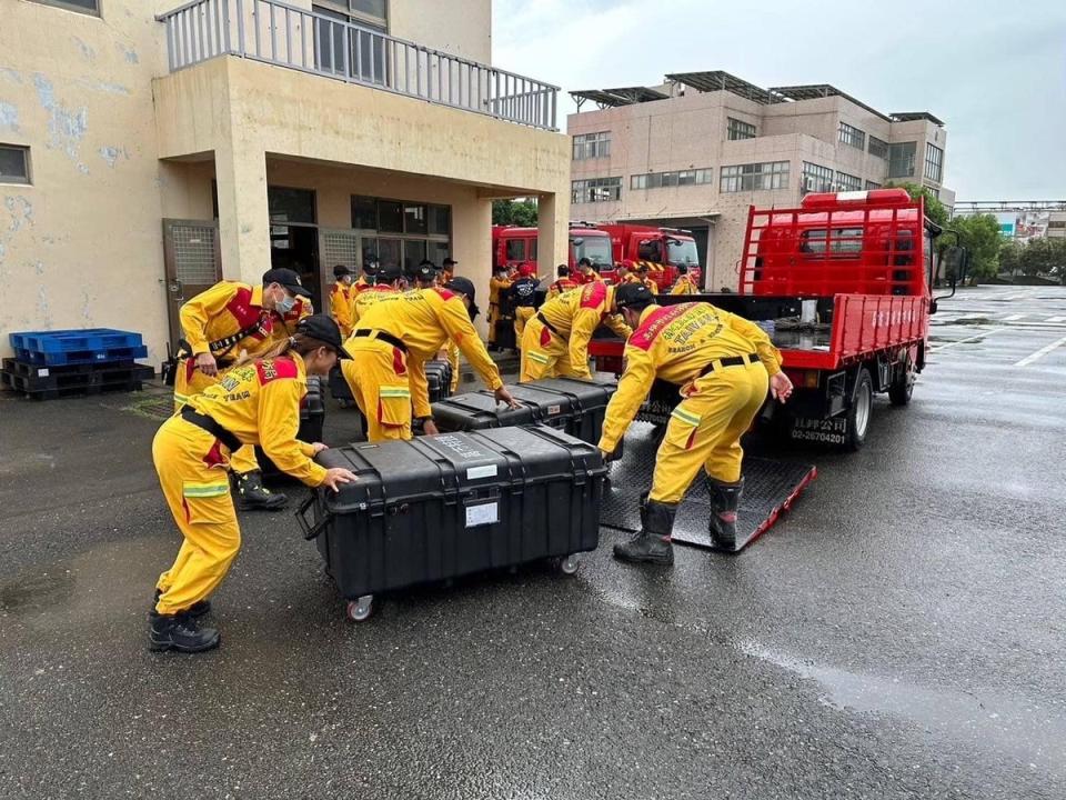 3日早上花蓮大地震傳出房屋倒塌災情，高雄市長陳其邁第一時間下令高雄特搜隊整裝，將搭C130前往花蓮救災。   圖：翻攝「臉書」陳其邁 Chen Chi-Mai粉絲專頁