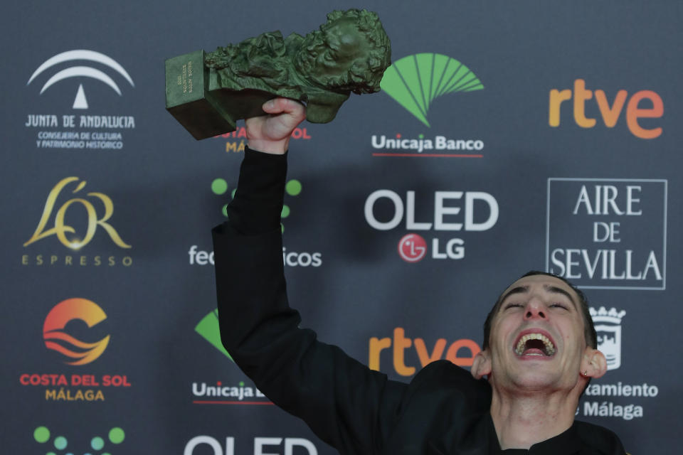 Enric Auquer posa tras ganar el premio Goya al mejor actor revelación por su trabajo en "Quien a hierro mata", el sábado 25 de enero del 2020 en Málaga, España. (AP Foto/Manu Fernández)