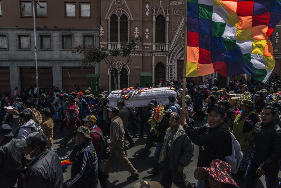 Supporters of the resigned Bolivian head of state Morales march in La Paz, the capital, carrying a coffin with the remains of a victim killed in the recent violent clashes and demanding the end of the current interim government. (Photo: picture alliance via Getty Images)