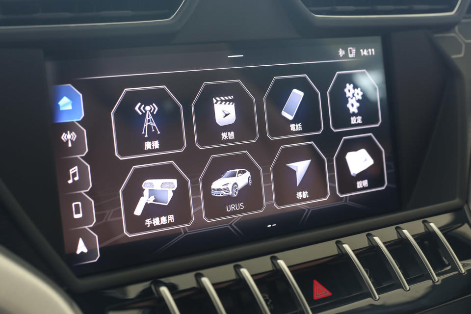 車載資訊平台整合在中控台上方的大型觸控螢幕內，通訊、多媒體、音響、導航、車輛設定等功能全數具備。