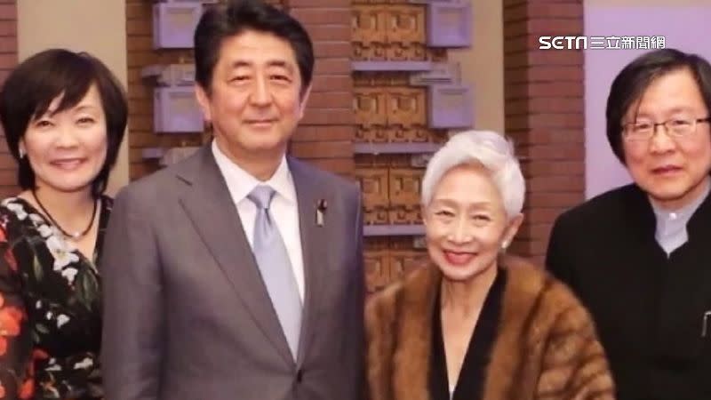 金美齡最早是跟安倍的外祖父相識，之後和安倍晉三也建立深厚的姊弟情誼。