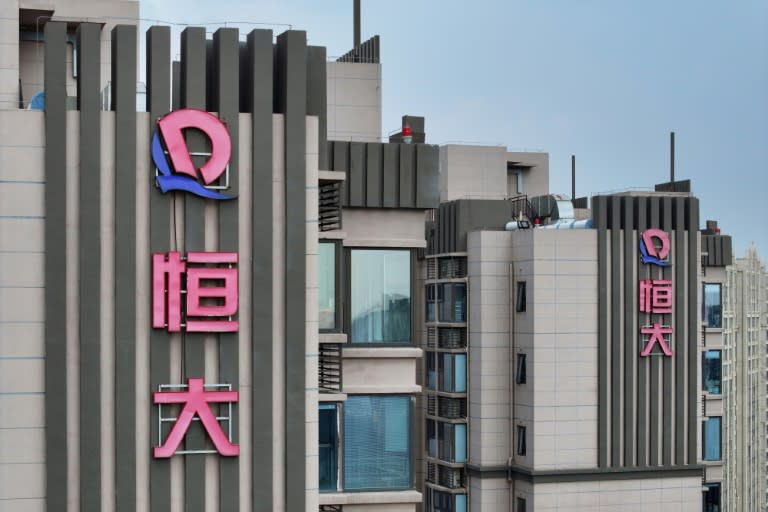 Le logo du géant immobilier chinois Evergrande sur des immeubles d'habitation à Nankin, dans l'est de la Chine, le 29 janvier 2024 (STRINGER)