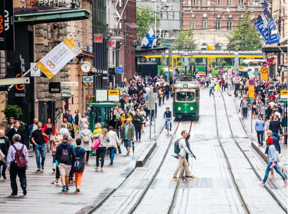 Eine belebte Straße der finnischen Hauptstadt Helsinki. - Copyright: peeterv/ Getty Images