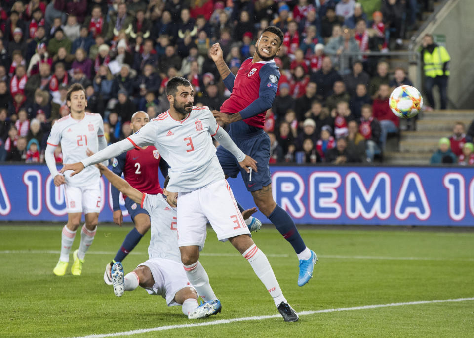 Raúl Albiol, de la selección de España, disputa un balón con Joshua King, de Noruega, en el partido eliminatorio para la Euro, disputado el sábado 12 de octubre de 2019 (Terje Pedersen/NTB scanpix via AP)