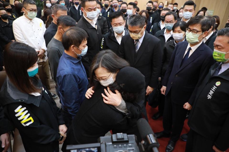 蔡英文總統在靈堂擁抱安慰海董遺孀張秀。   圖：趙天麟服務處提供