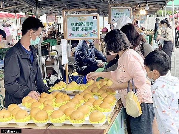 民眾在市集採買農特產品。<br /><br />（圖：北市產業局提供）