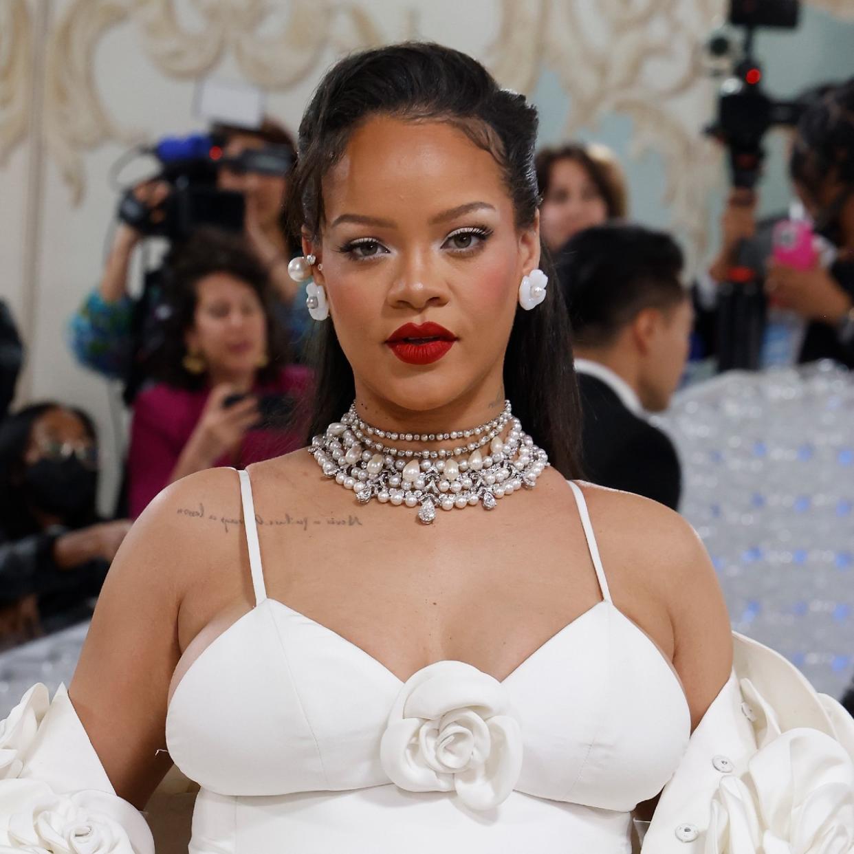  Rihanna at the met gala. 