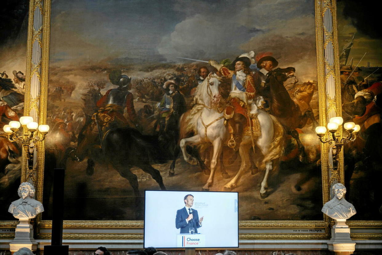 Emmanuel Macron, ici à l'écran, le 13 mai à Versailles, à l'occasion du septième sommet Choose France.  - Credit:MAXPPP