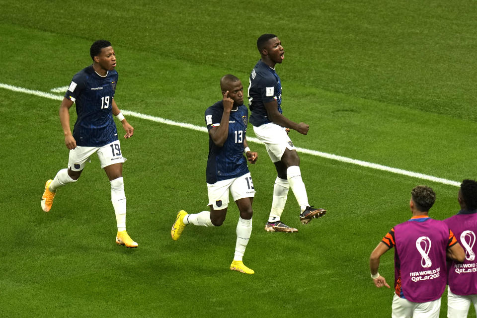 El ecuatoriano Enner Valencia, centro, celebra con sus compañeros después de anotar durante el partido contra Holanda por el Grupo A de la Copa del Mundo en el estadio Internacional Jalifa en Doha, Qatar, el viernes 25 de noviembre de 2022. (Foto AP/Aijaz Rahi)