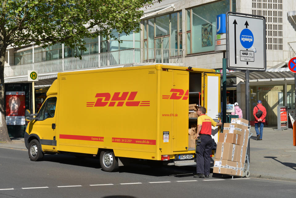 (GERMANY OUT) DHL, Paketbote, Auto, Tauentzienstrasse, Charlottenburg, Berlin, Deutschland  (Photo by Schöning/ullstein bild via Getty Images)