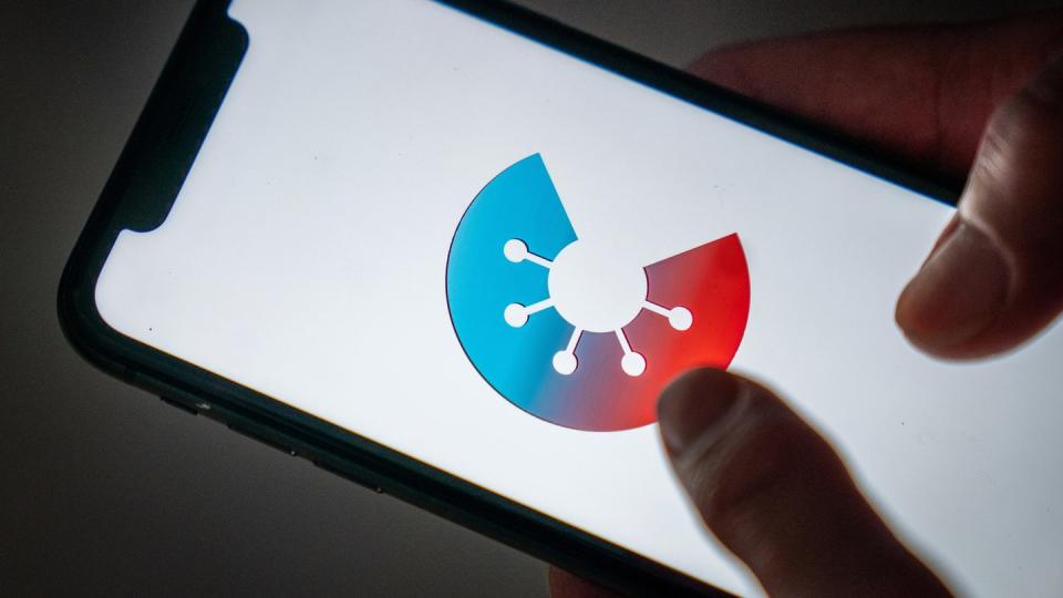 Von Dienstag an soll die Corona-Warn-App des Bundes in Deutschland verfügbar sein.