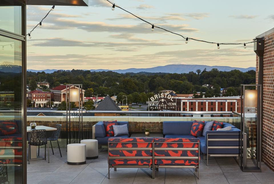 Lumac Rooftop Bar at the Bristol (Bristol, Virginia)